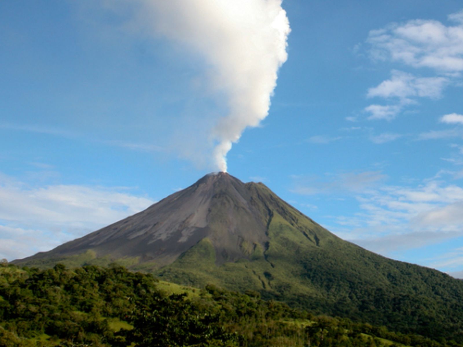 Rondreis Costa Rica, La Fortuna & Arenal, Vulkaan met rook