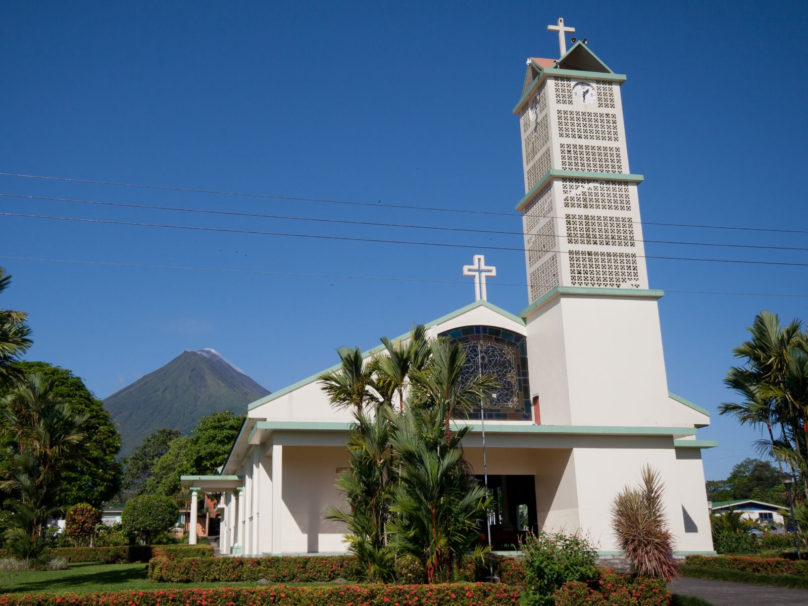 Rondreis Costa Rica, La Fortuna & Arenal, witte kerk met vulkaan op achtergrond