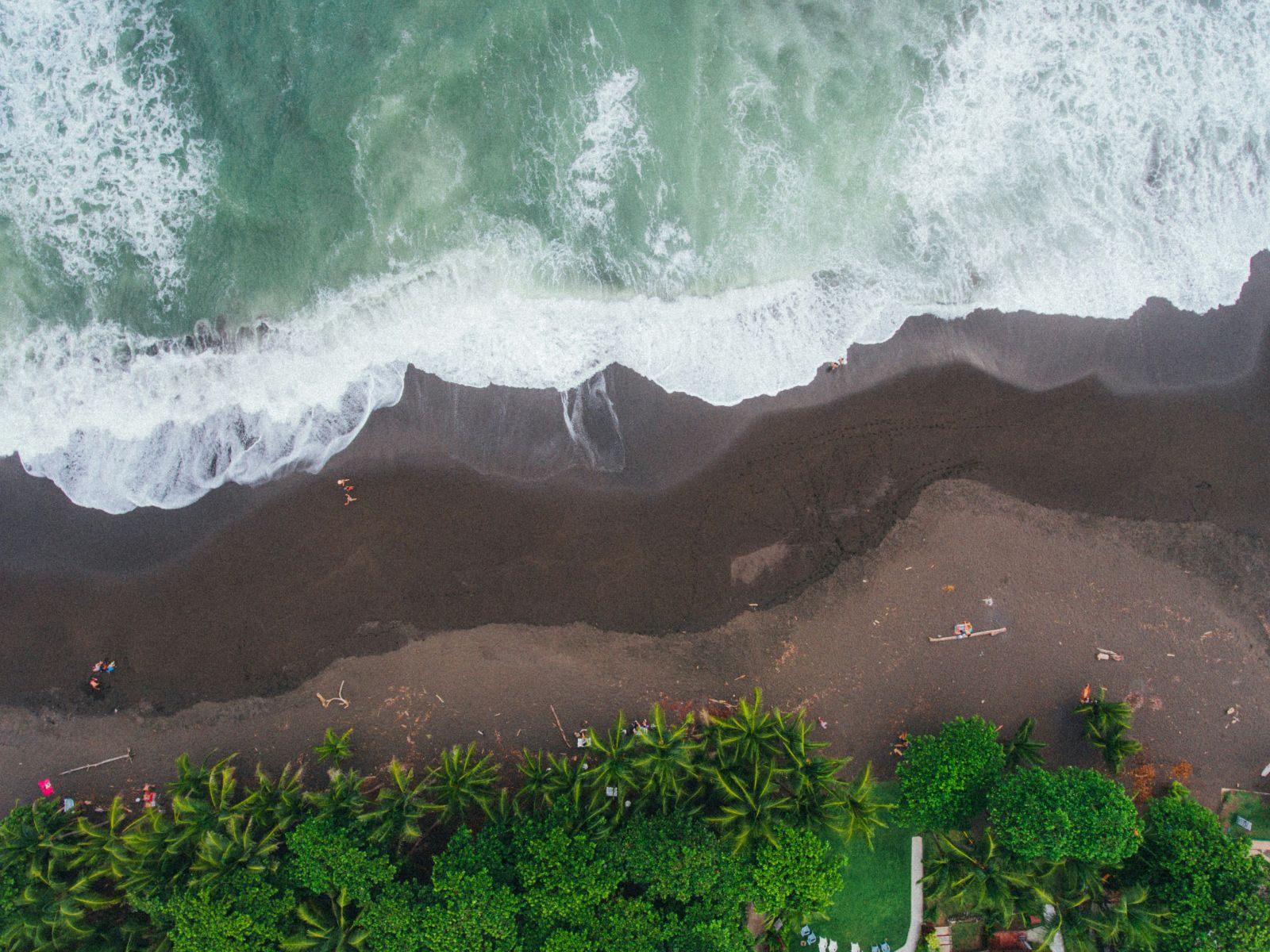 Rondreis Costa Rica, Playa Hermosa, strand bovenaanzicht donker zand