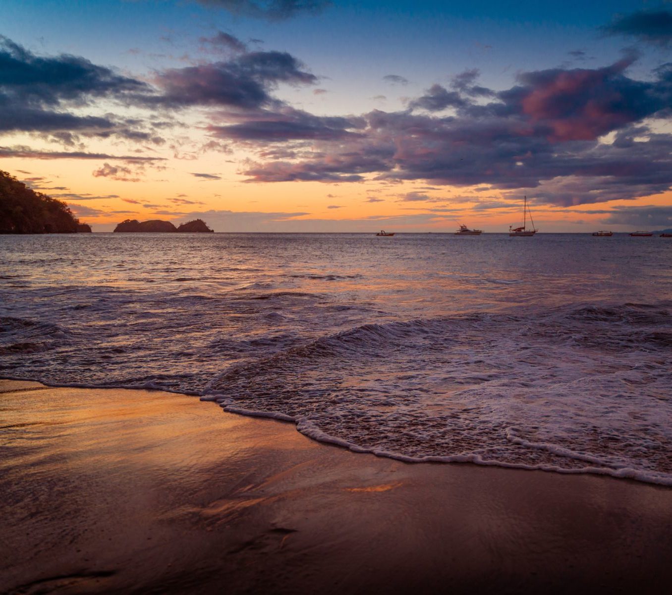 Rondreis Costa Rica, Playa Hermosa, strand met zonsondergang