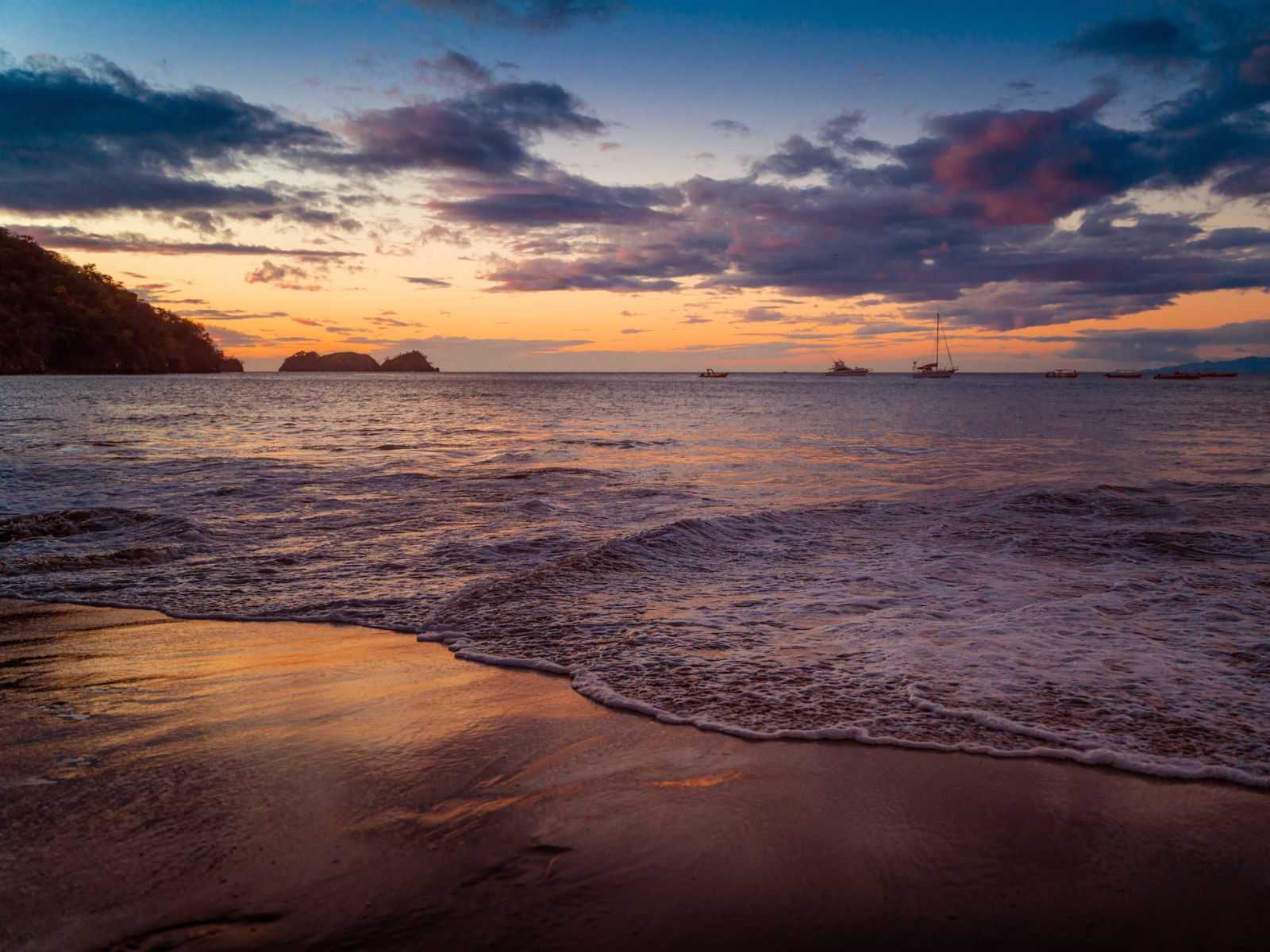 Rondreis Costa Rica, Playa Hermosa, strand met zonsondergang