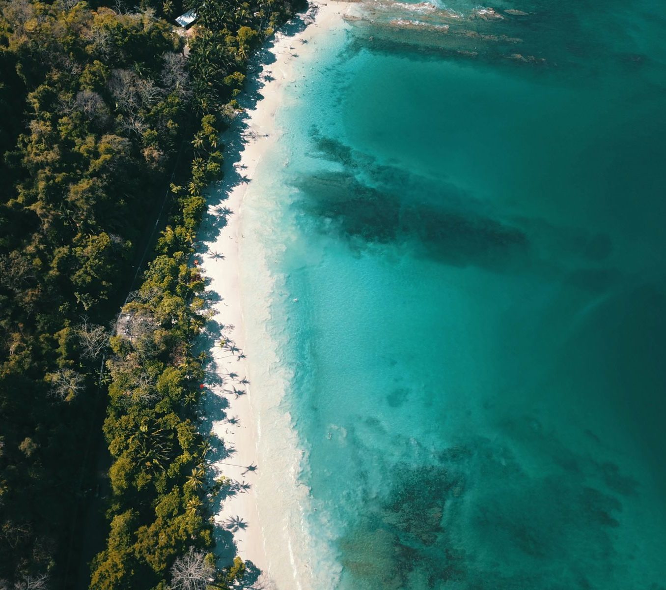 Rondreis Costa Rica, Punta Leona, strand bovenaanzicht zijkant