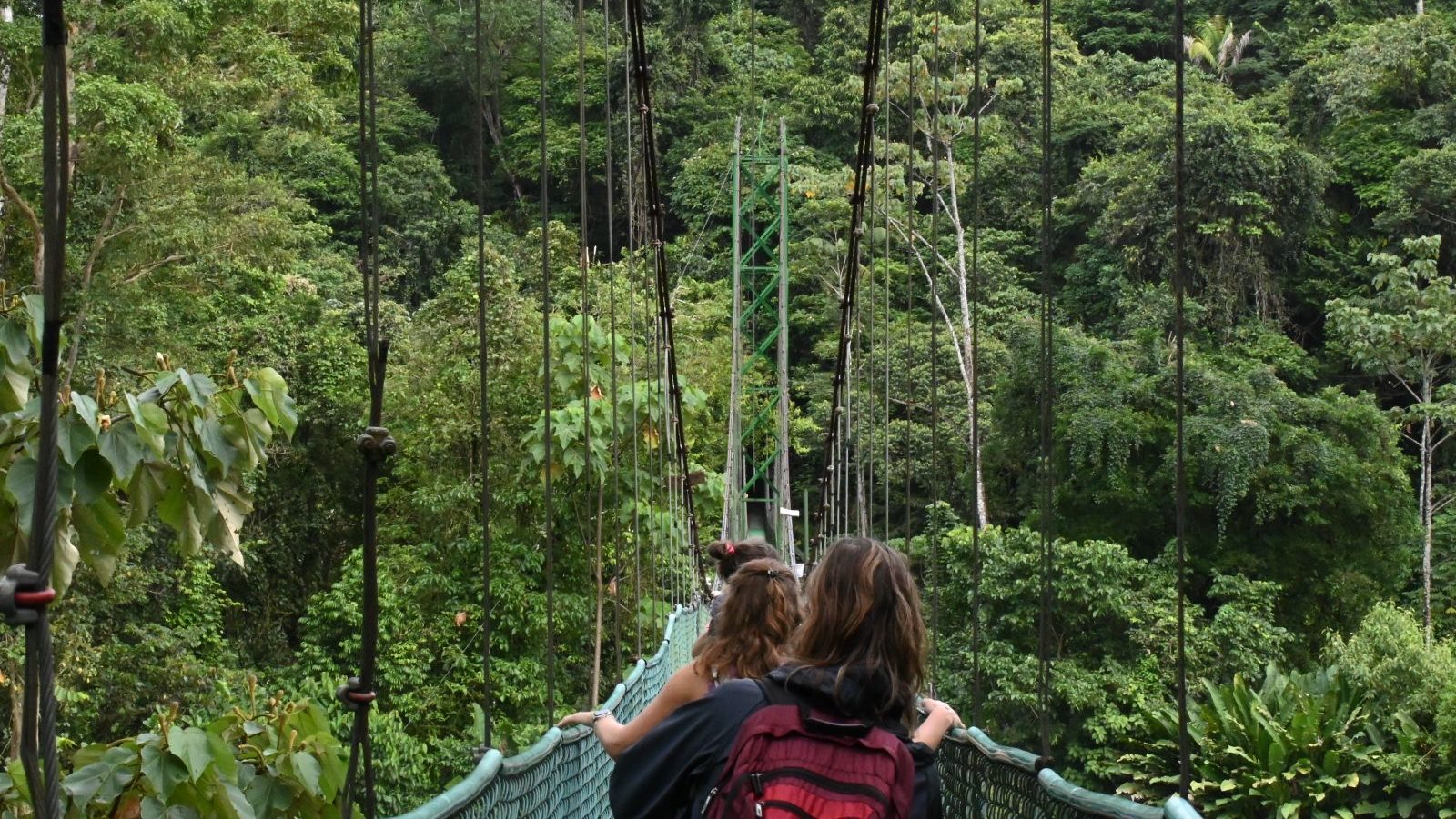 Rondreis Costa Rica, Serapiqui, hangbrug met mensen