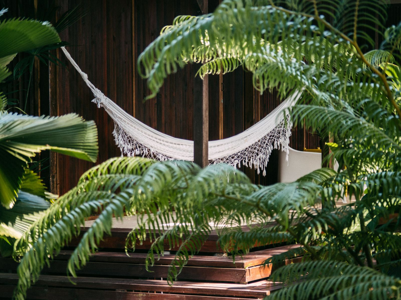 Rondreis Costa Rica, Tortuguero, Mawamba Lodge, hangmat bij kamer
