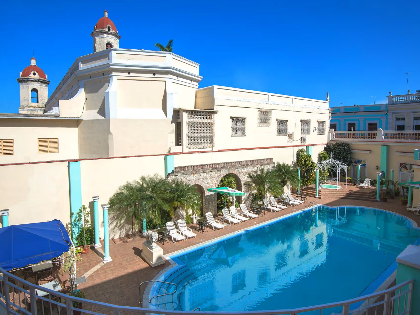 Rondreis Cuba, Cienfuegos, La Union, bovenaanzicht zwembad