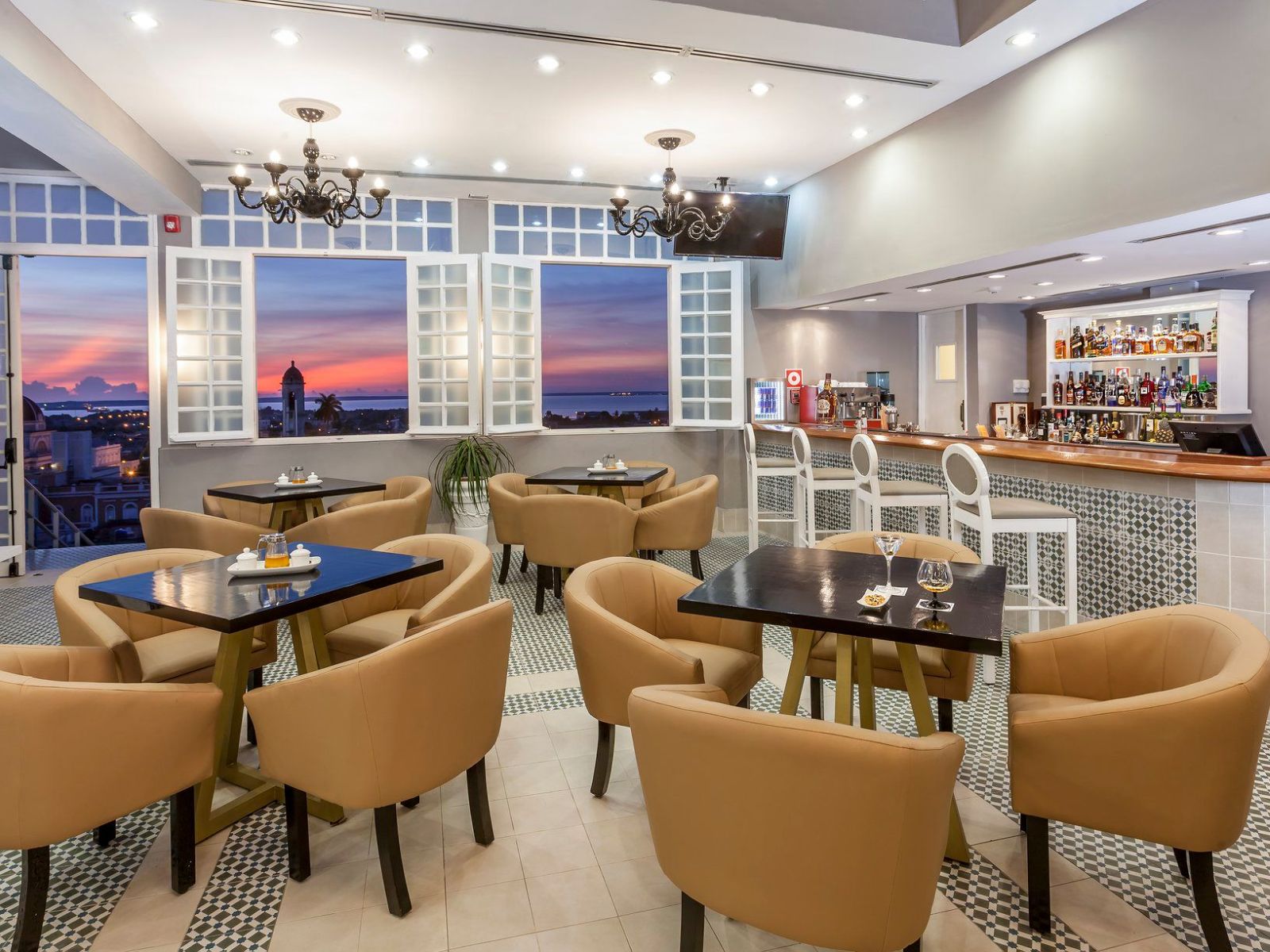 Rondreis Cuba, Cienfuegos, Melia San Carlos, bar