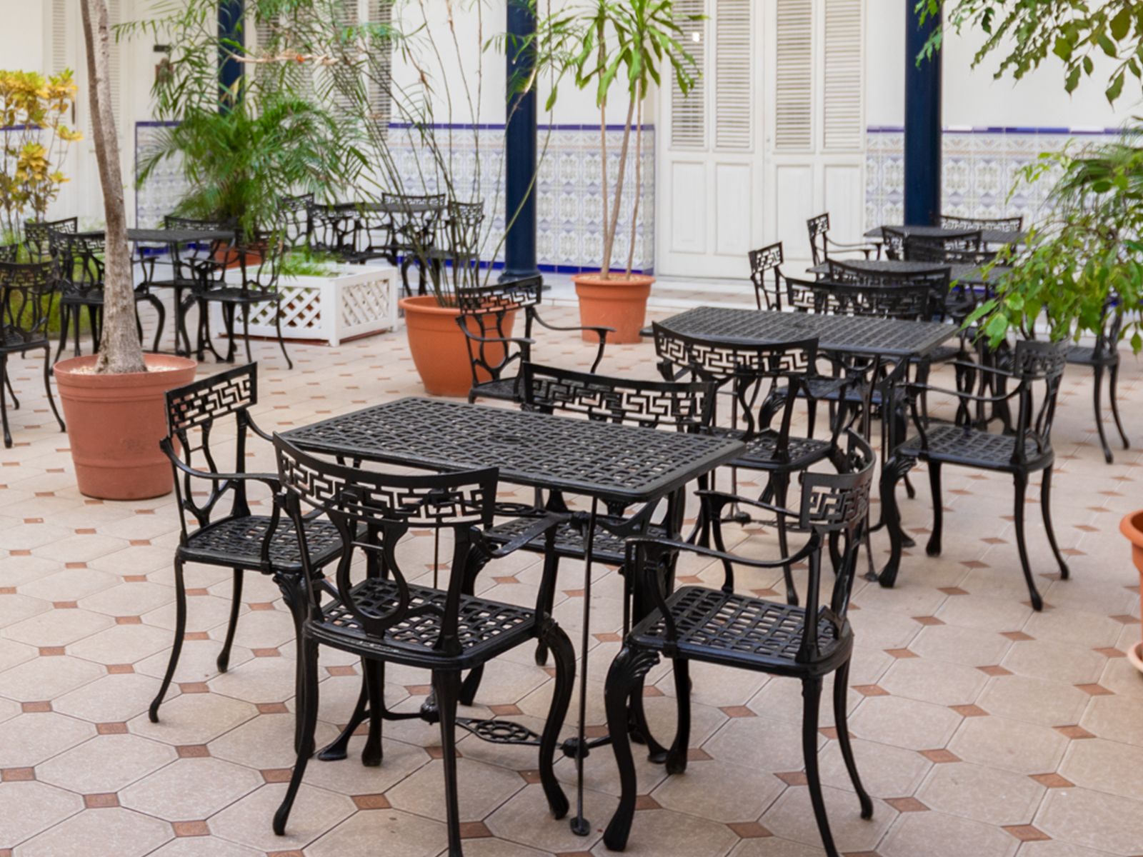 Rondreis Cuba, Cienfuegos, Melia San Carlos, tafels en stoelen