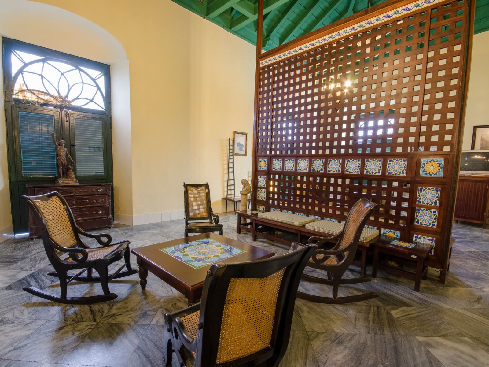 Rondreis Cuba, Havana, Hostal Valencia, tafel en stoelen