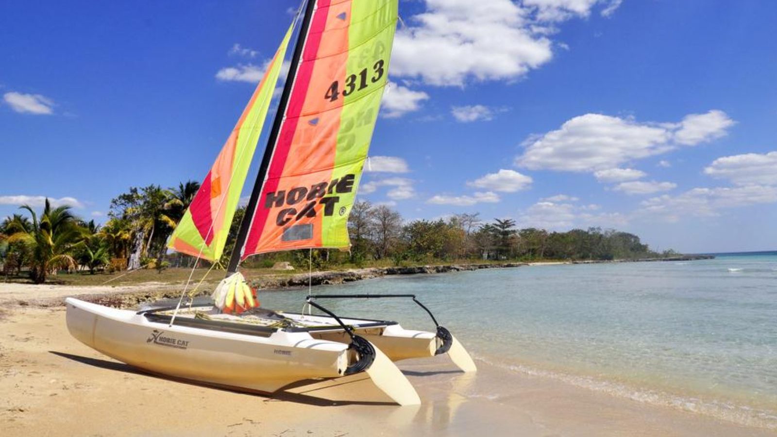 Rondreis Cuba, Playa Larga, strand met boot