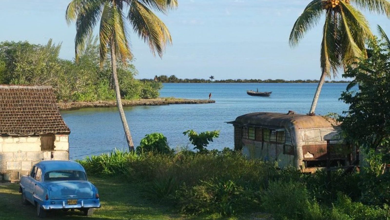 Rondreis Cuba, Playa Larga, Zee met camper huis en auto