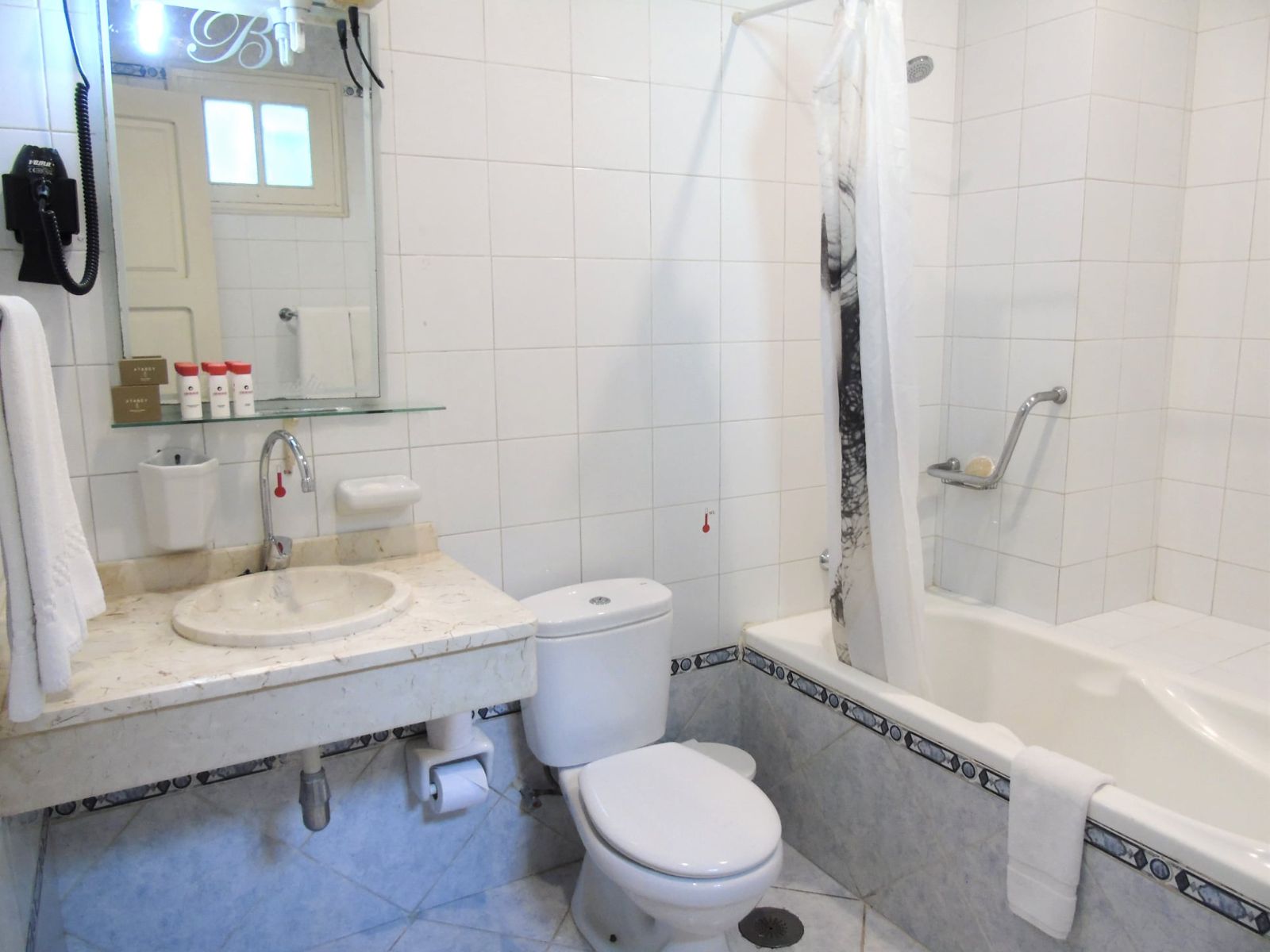 Rondreis Cuba, Santiago de Cuba, San Basilio Hotel, badkamer
