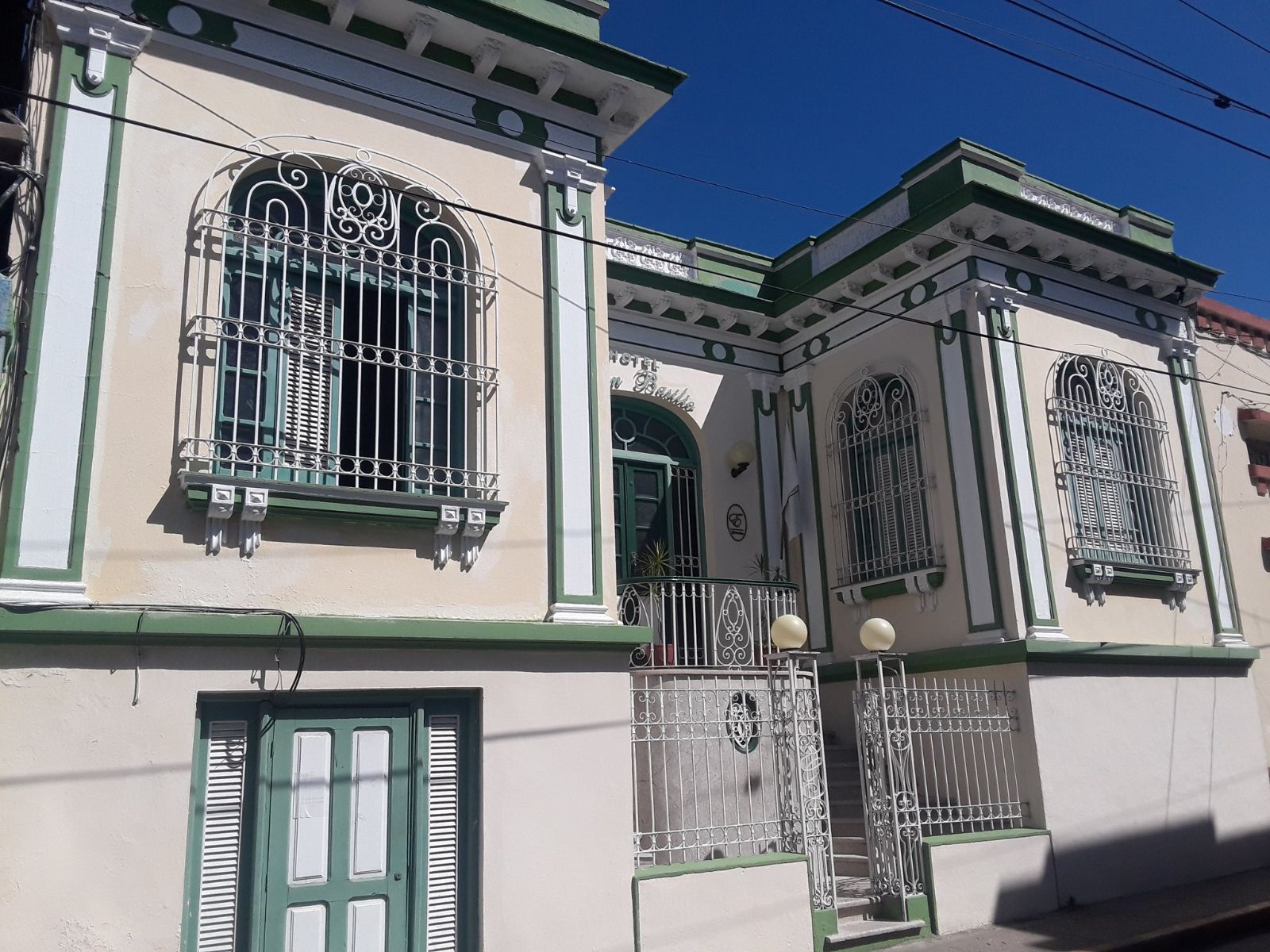 Rondreis Cuba, Santiago de Cuba, San Basilio Hotel, zijaanzicht accommodatie
