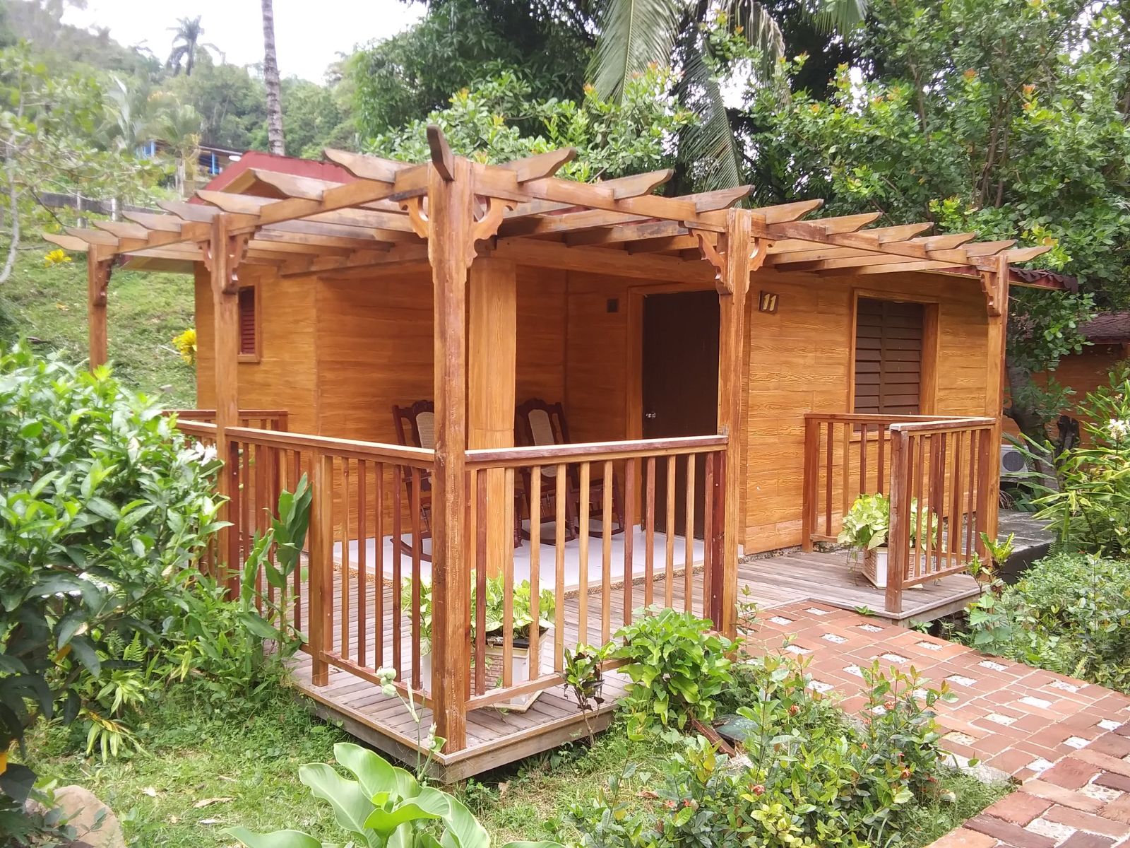 Rondreis Cuba, Sierra Maestra, Villa Santo Domingo, buitenaanzicht verblijf