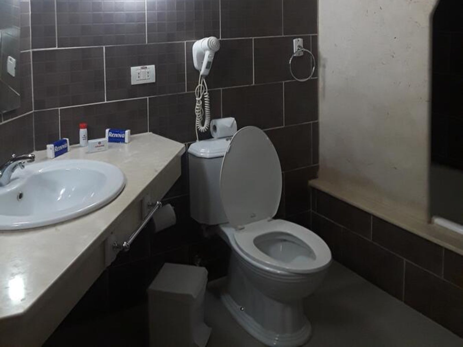 Rondreis Cuba, Trinidad, Hotel La Ronda, badkamer