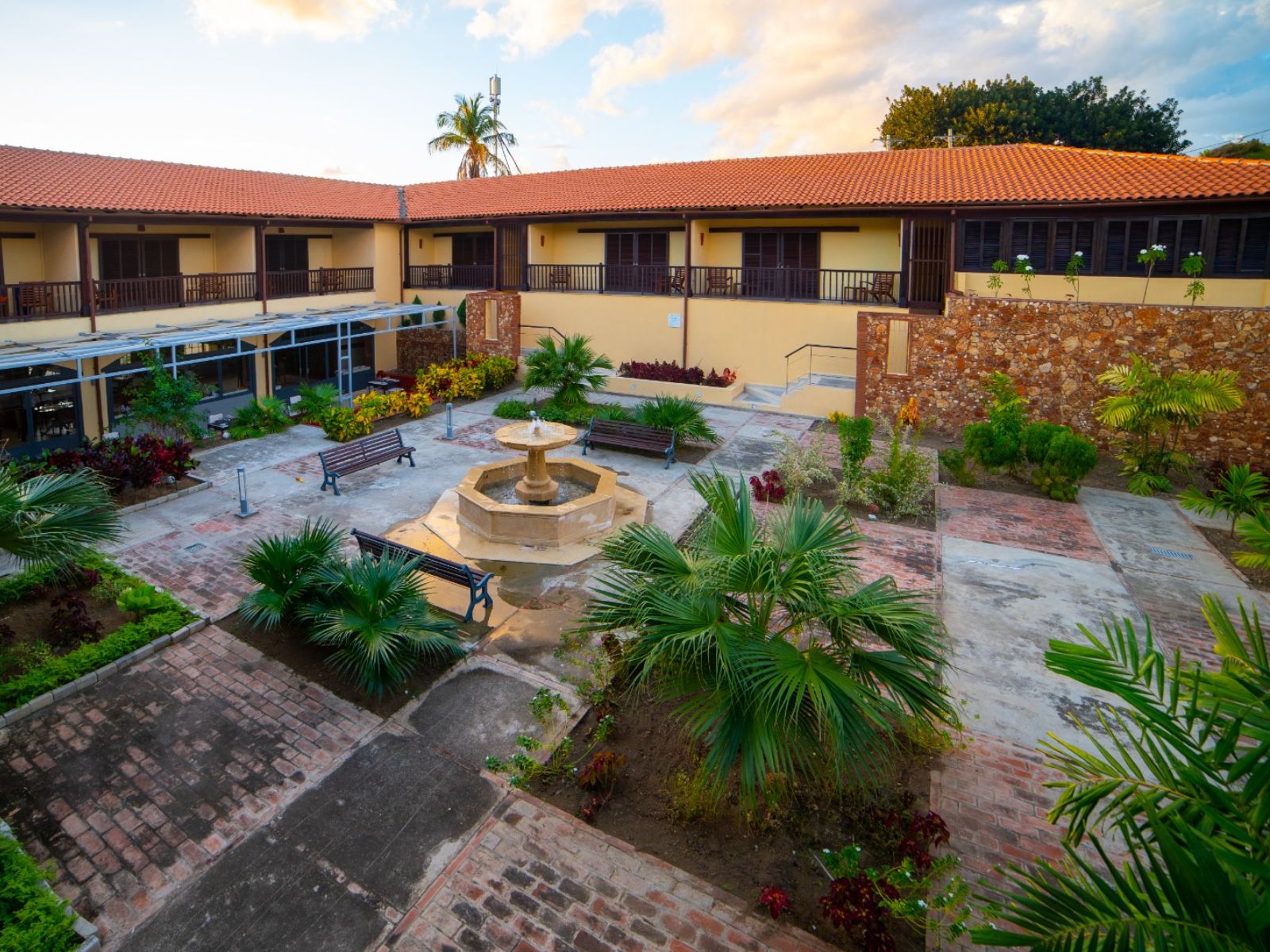 Rondreis Cuba, Trinidad, Hotel Mystique Trinidad La Popa, buitenaanzicht met fontein