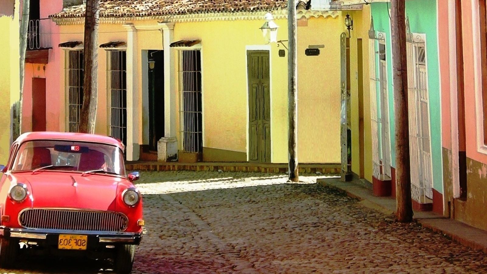 Rondreis Cuba, Trinidad, kleurrijke straat met auto