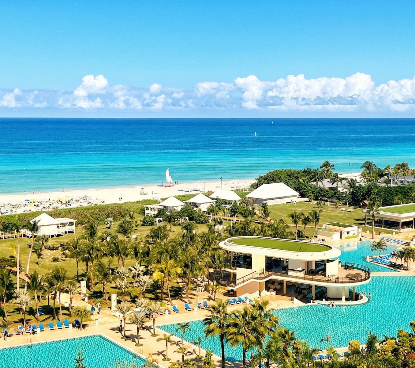 Rondreis Cuba, Varadero, Melia Internacional Varadero - bovenaanzicht zwembad