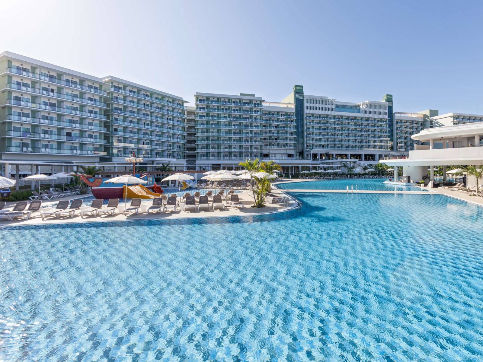 Rondreis Cuba, Varadero, Melia Internacional Varadero -buitenaanzicht accommodatie met zwembad