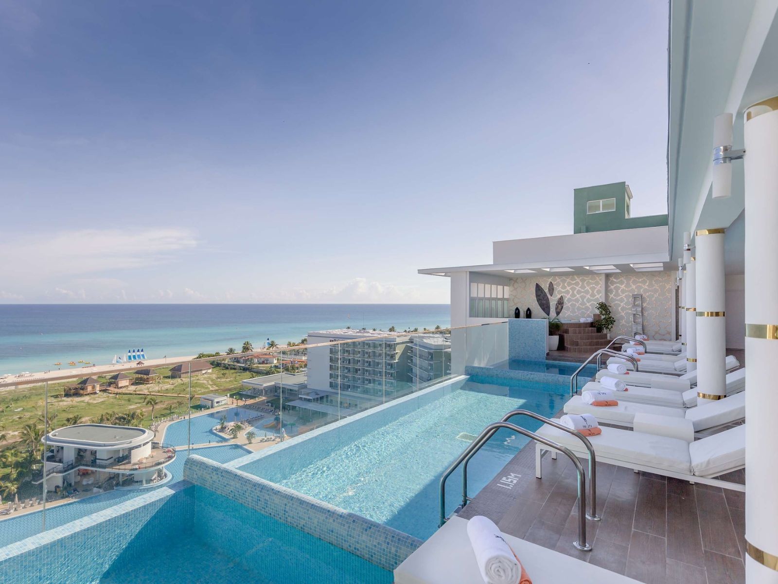 Rondreis Cuba, Varadero, Melia Internacional Varadero - kleine zwembaden met uitzicht