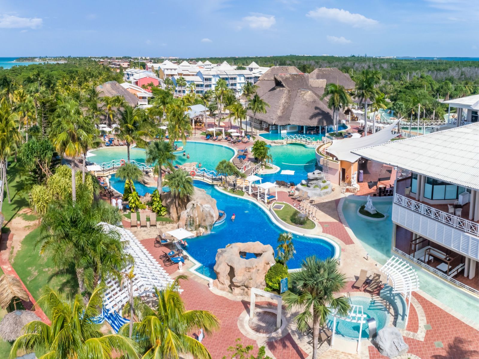 Rondreis Cuba, Varadero, Royalton Hicacos - bovenaanzicht zwembad