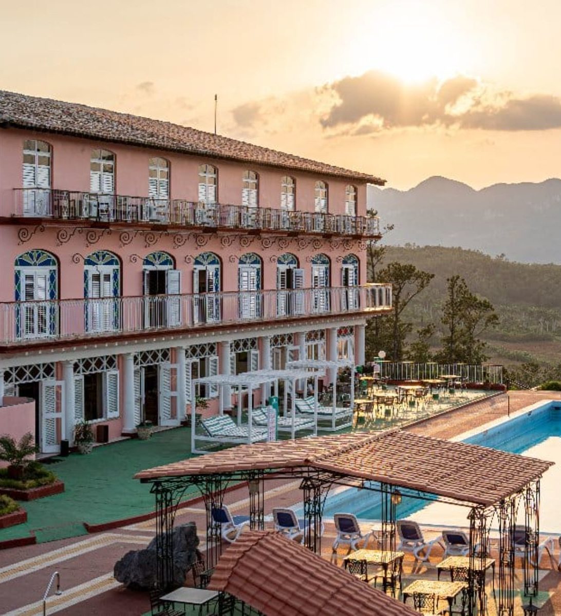 Rondreis Cuba, Vinales, Los Jaminez, buitenaanzicht hotel en zwembad