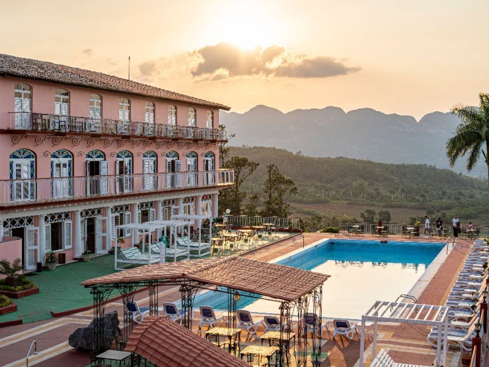 Rondreis Cuba, Vinales, Los Jaminez, buitenaanzicht hotel en zwembad