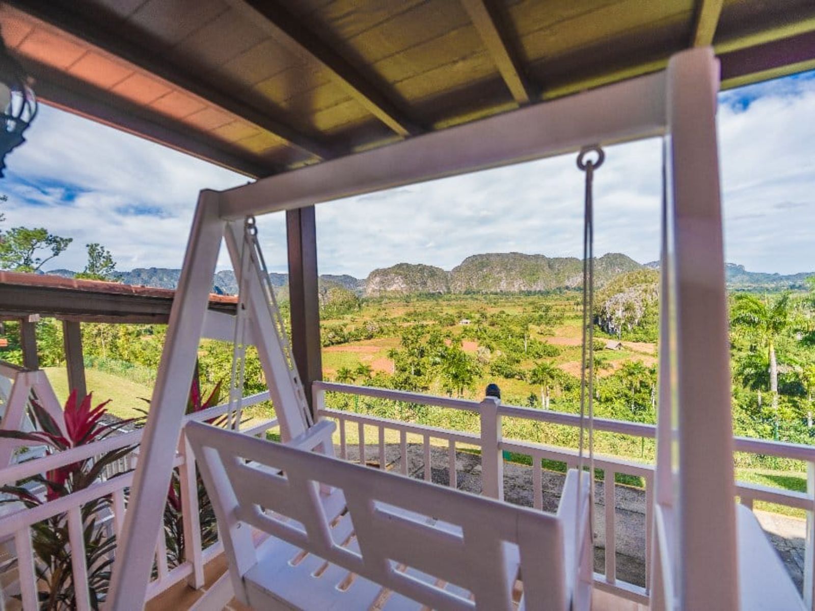 Rondreis Cuba, Vinales, Los Jaminez, schommel