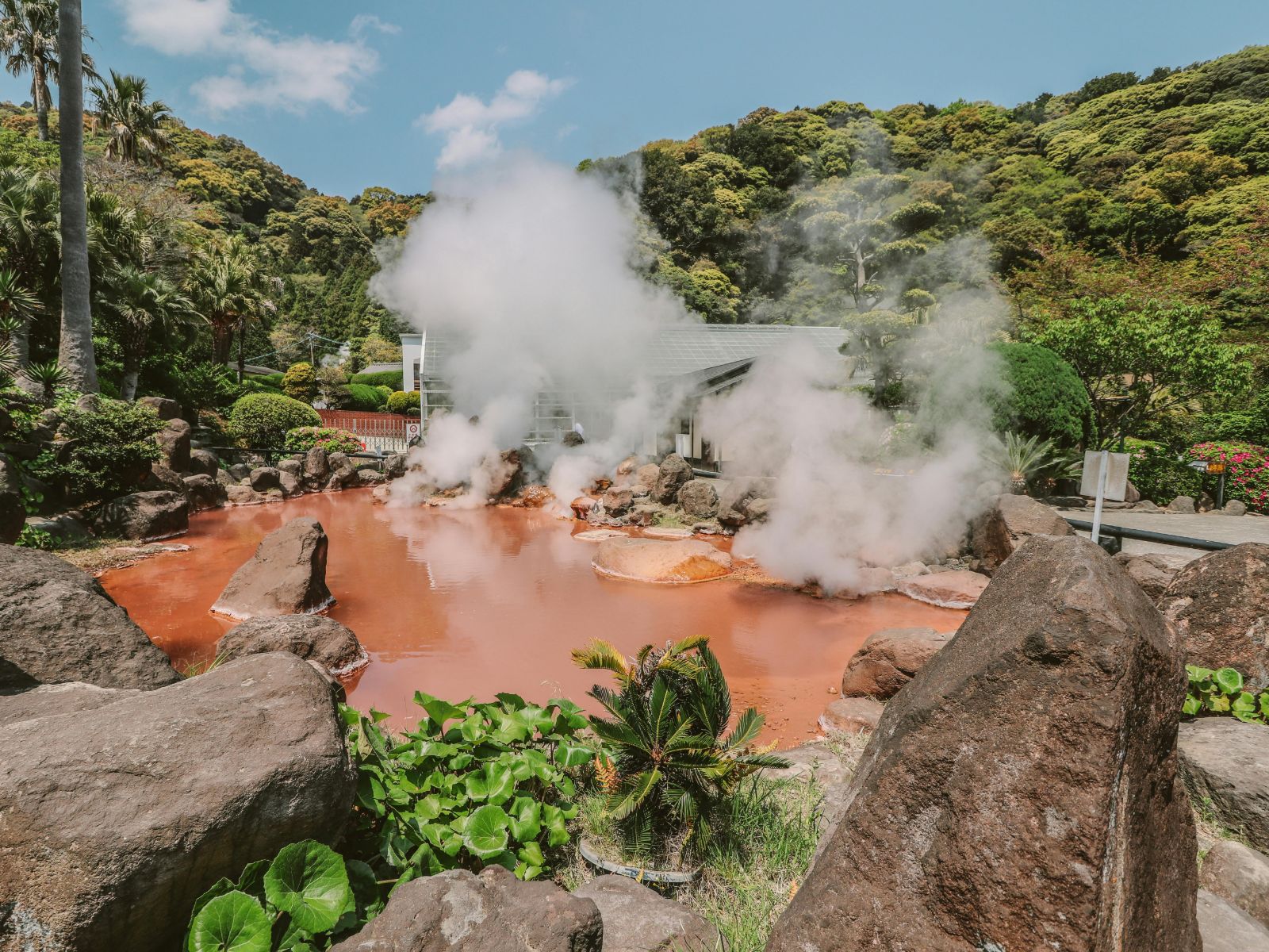 Rondreis Japan, Beppu, Warmwaterbron met modder kleur