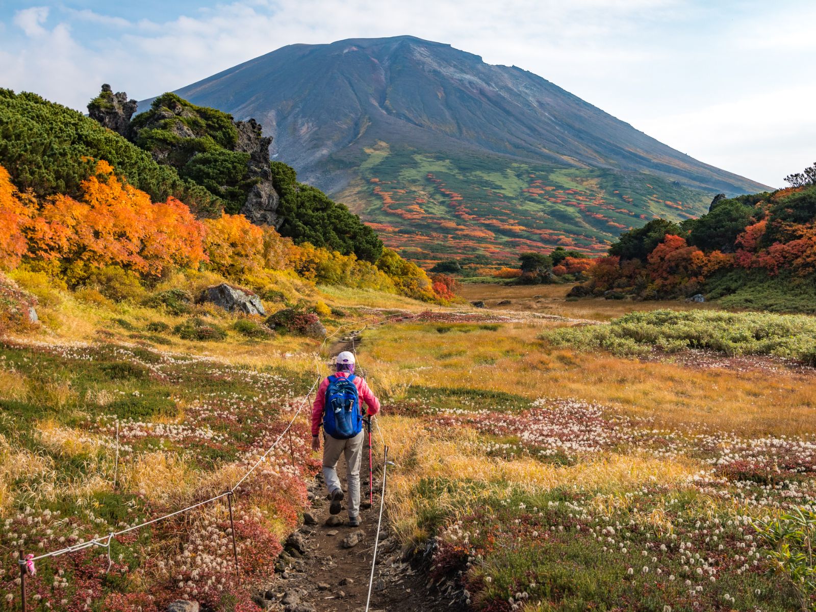 Rondreis Japan, Daisetsuzan National Park, wandelaar op hiking trail naar Asahida