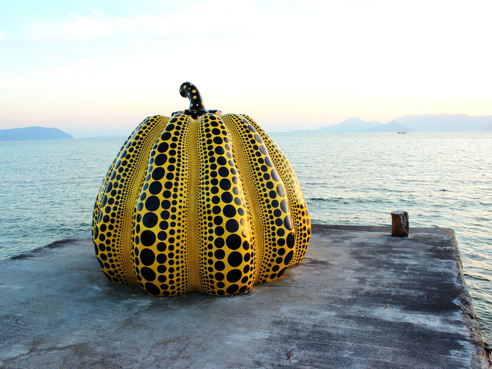 Rondreis Japan, Naoshima, kunst geel