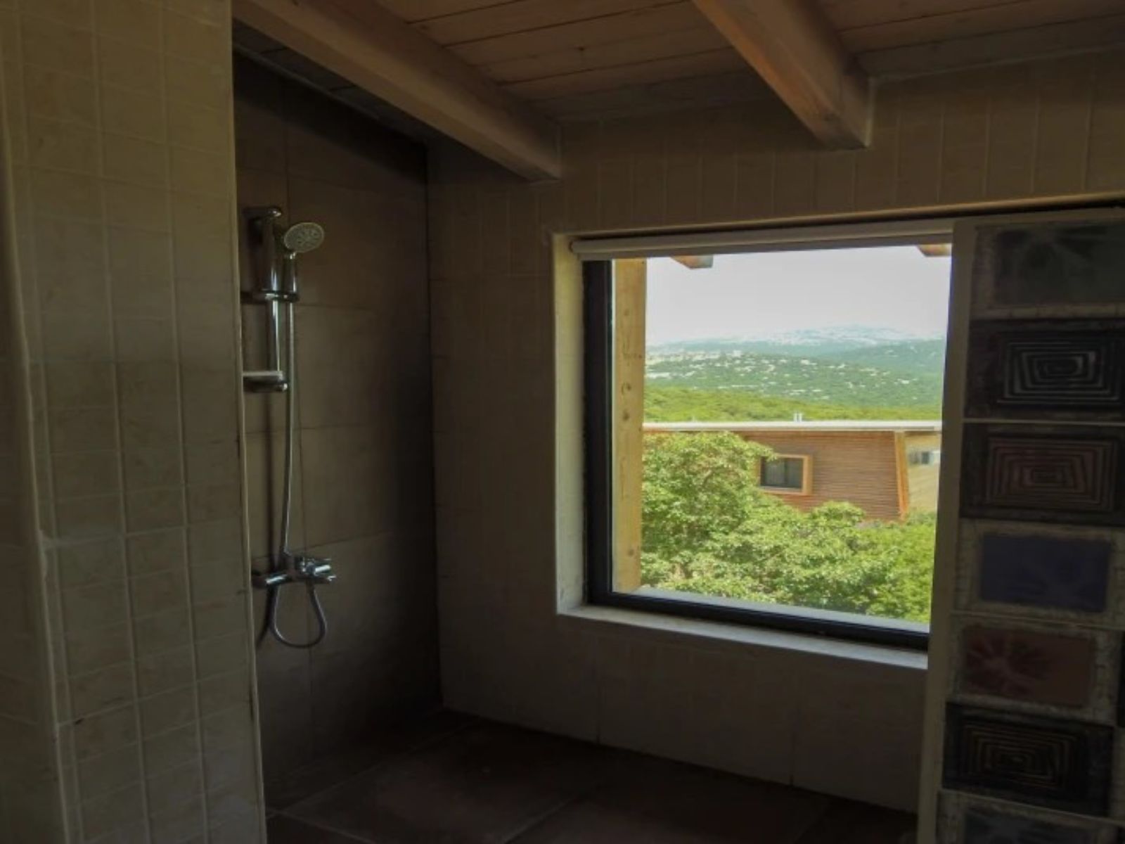 Rondreis Jordanië, Ajloun, RSCN Ajloun Cabins - badkamer