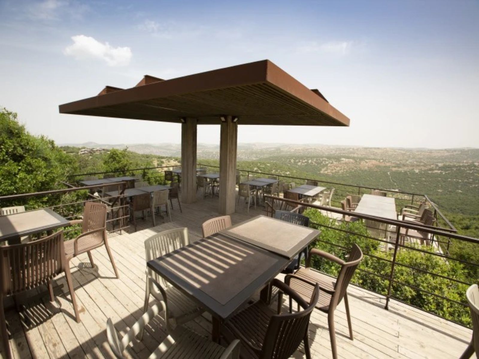 Rondreis Jordanië, Ajloun, RSCN Ajloun Cabins - terras