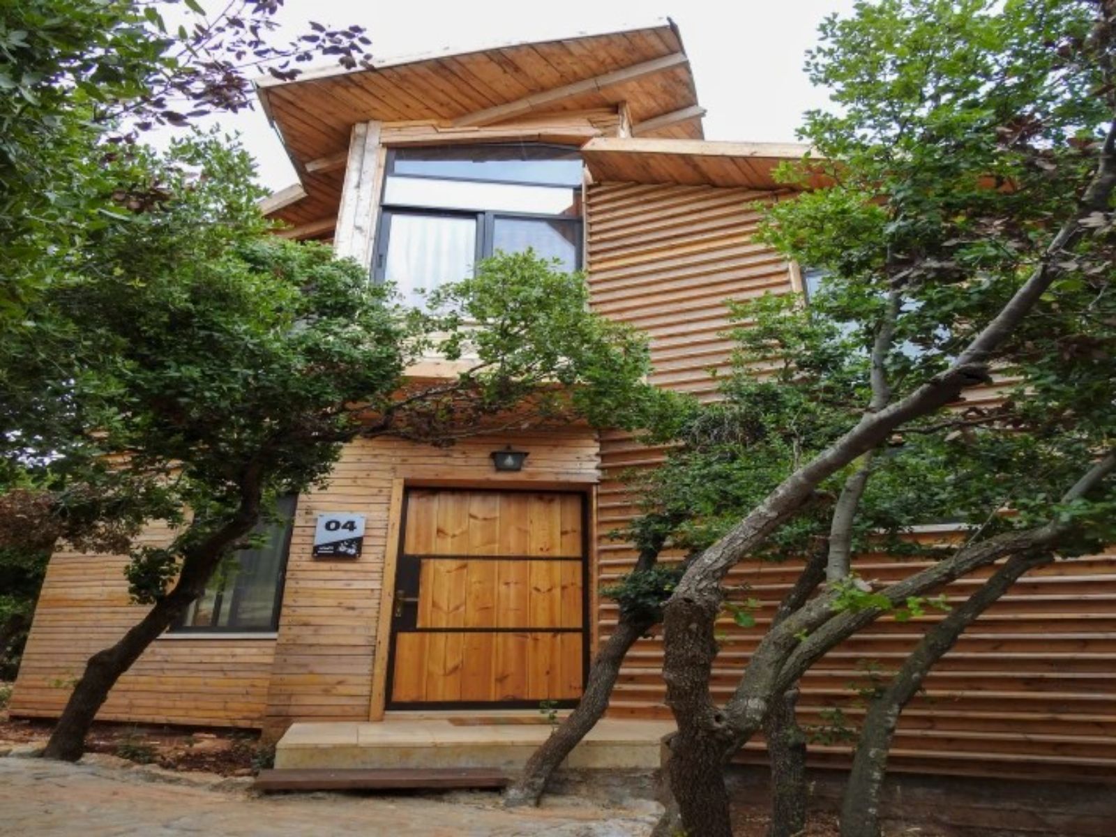 Rondreis Jordanië, Ajloun, RSCN Ajloun Cabins - vooraanzicht cabin