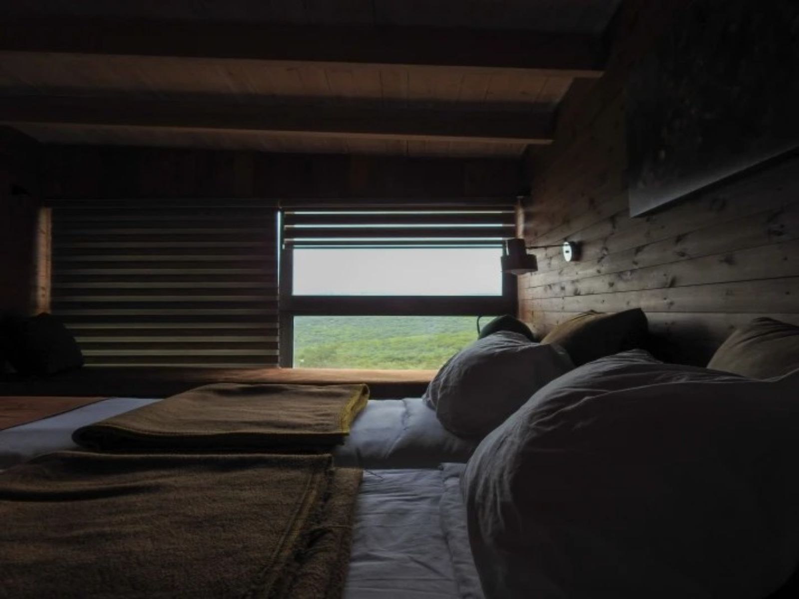 Rondreis Jordanië, Ajloun, RSCN Ajloun Cabins - zijaanzicht tweepersoonskamer