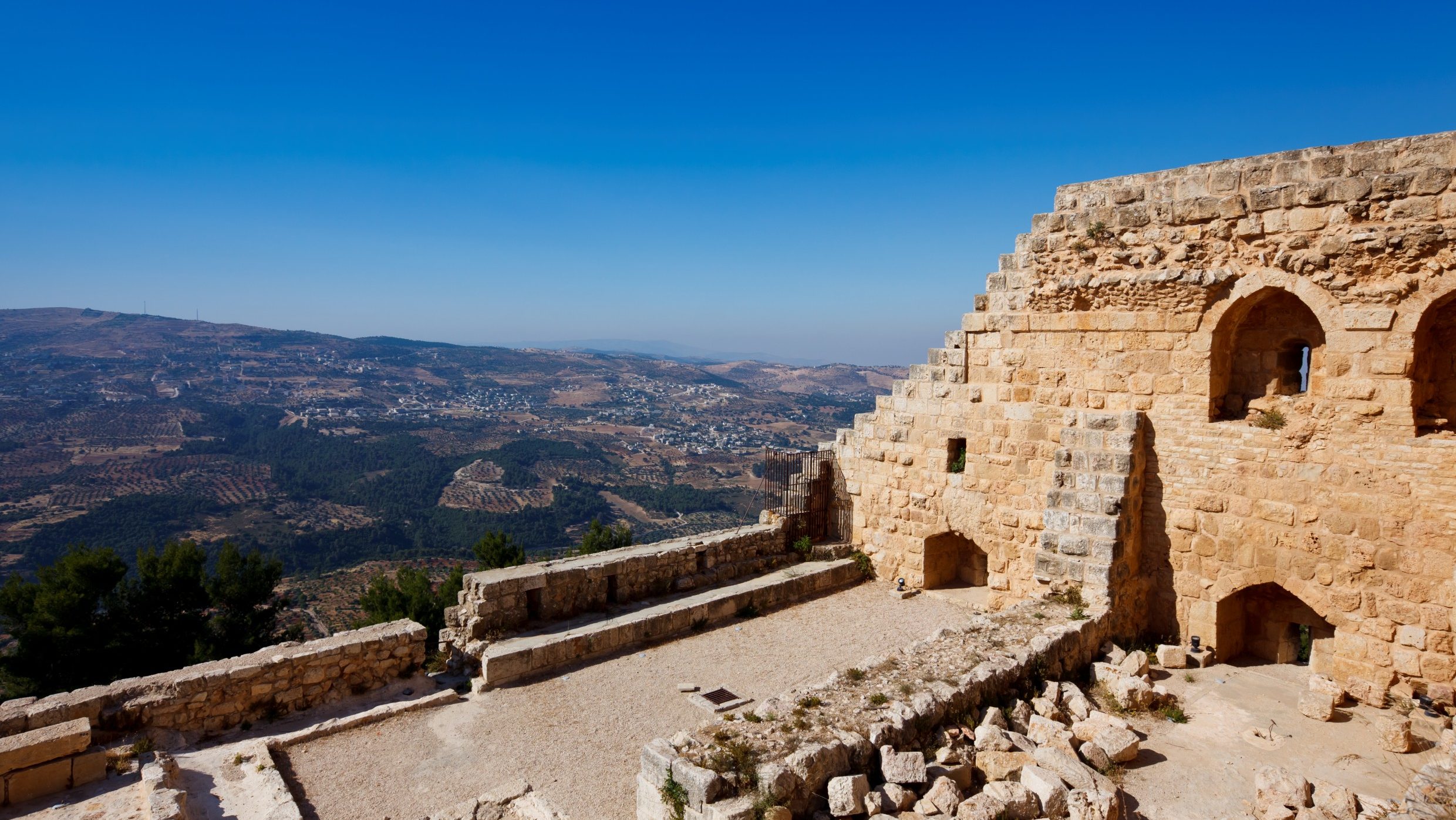 Rondreis Jordanië, Ajloun, ruïne met uizicht van de omgeving
