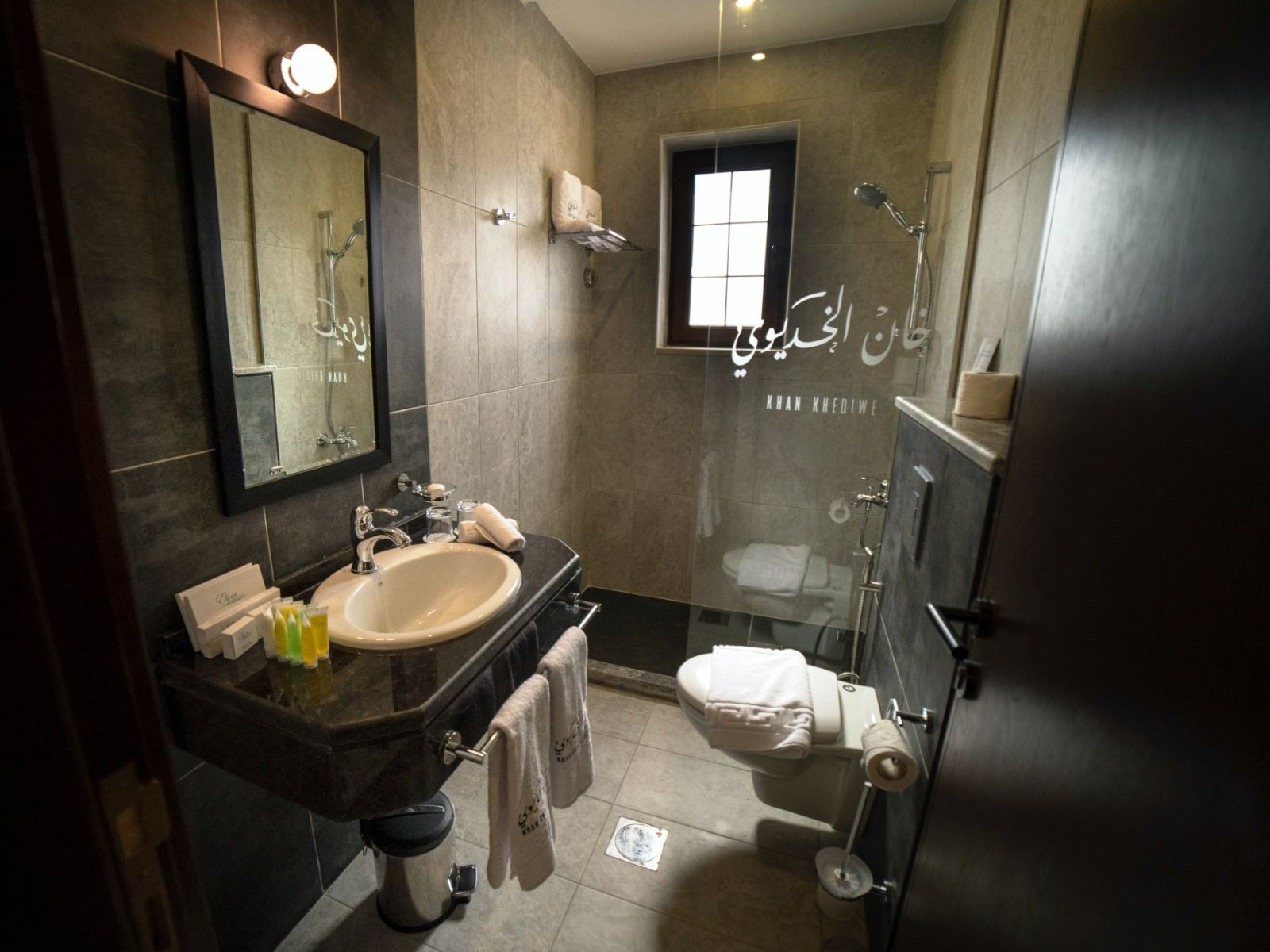 Rondreis Jordanië, Amman, Khan Khediwe Hotel - badkamer