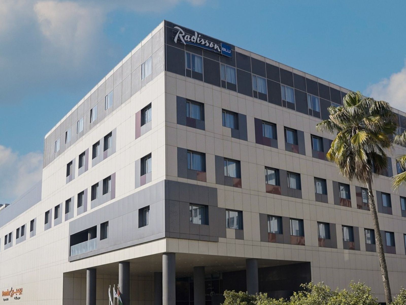 Rondreis Jordanië, Amman, Radisson Blu Amman Hotel, buitenaanzicht hotel