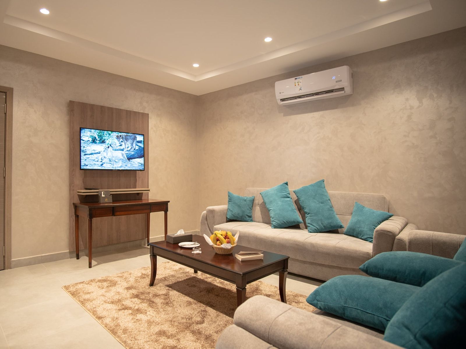 Rondreis Jordanië, Aqaba, My Luxury Hotel - bank met tv en airconditioning