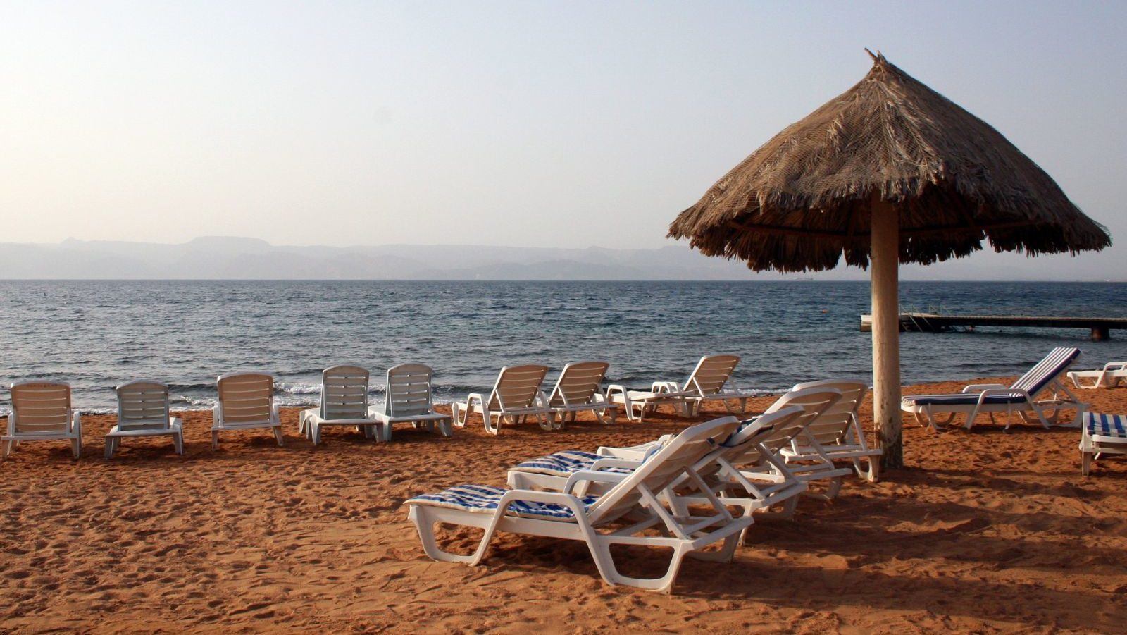 Rondreis Jordanië, Aqaba, strand met bedden en parasol