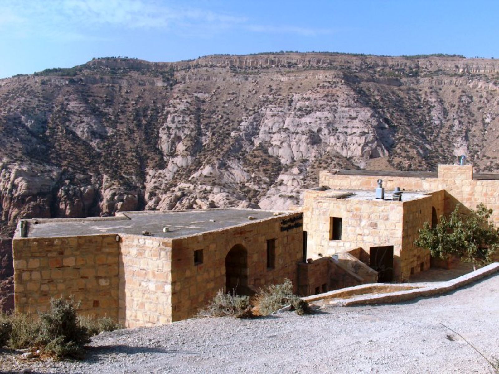 Rondreis Jordanië, Dana Biosphere Reserve, Dana Guesthouse, bovenkant guesthouse