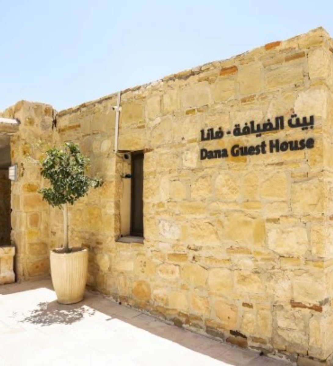 Rondreis Jordanië, Dana Biosphere Reserve, Dana Guesthouse, buitenaanzicht verblijf