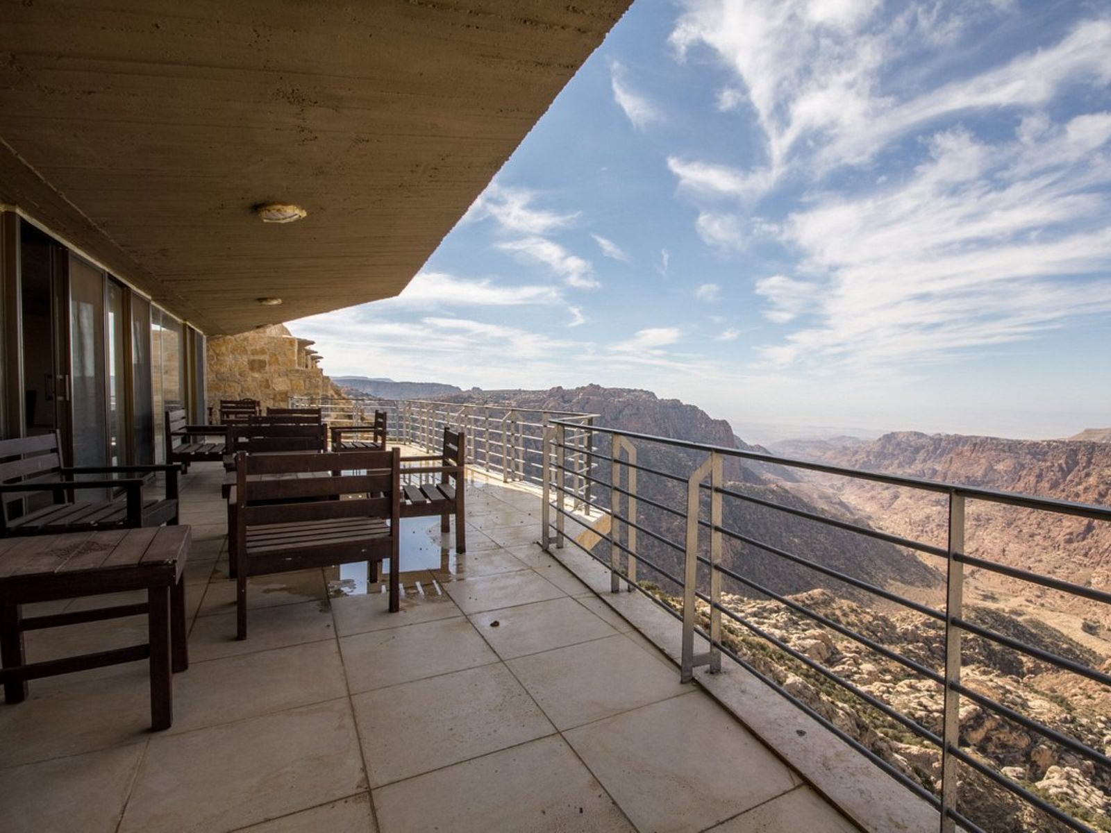Rondreis Jordanië, Dana Biosphere Reserve, Dana Guesthouse, terras