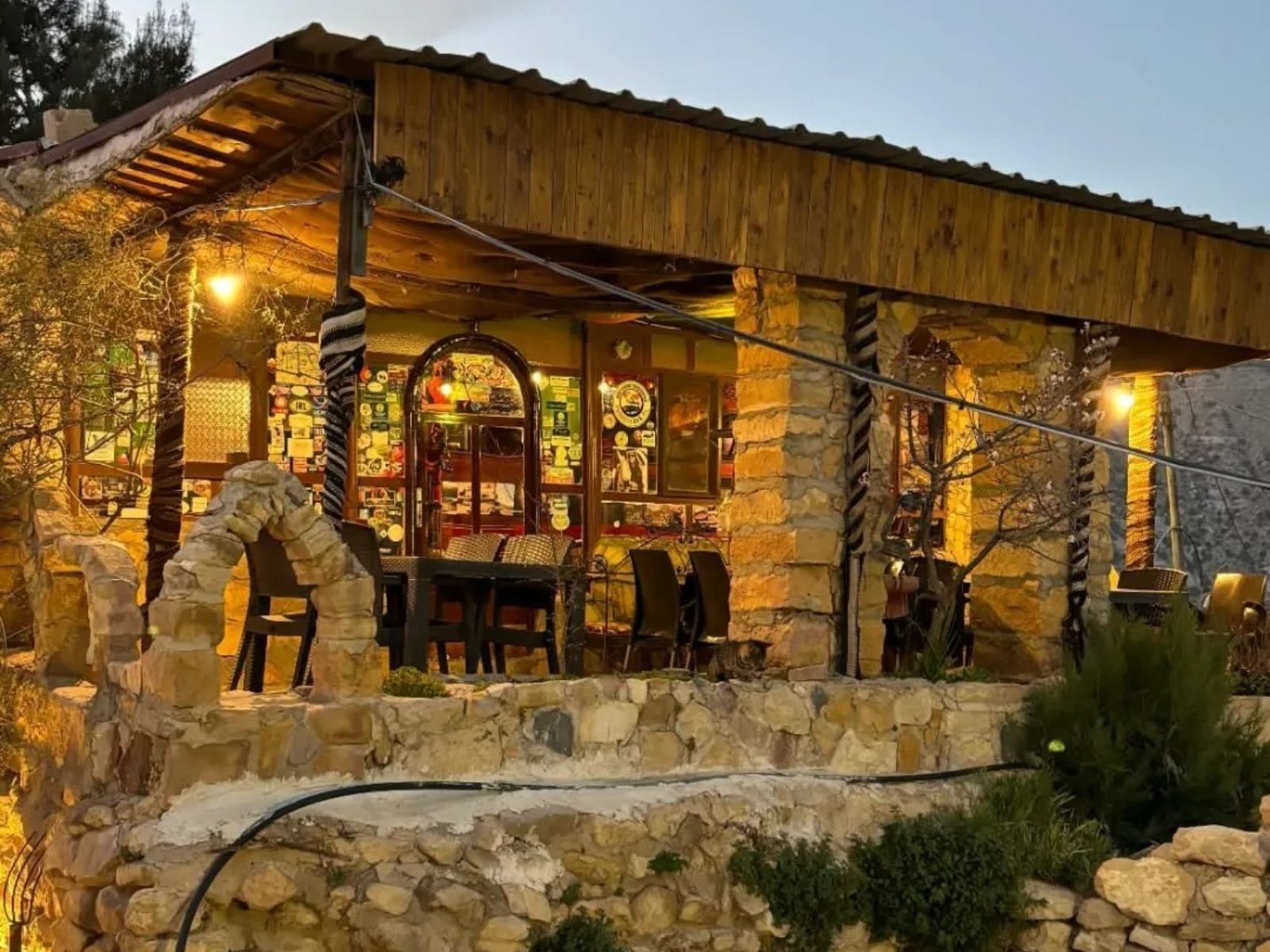 Rondreis Jordanië, Dana Biosphere Reserve, Dana Tower - buitenaanzicht restaurant