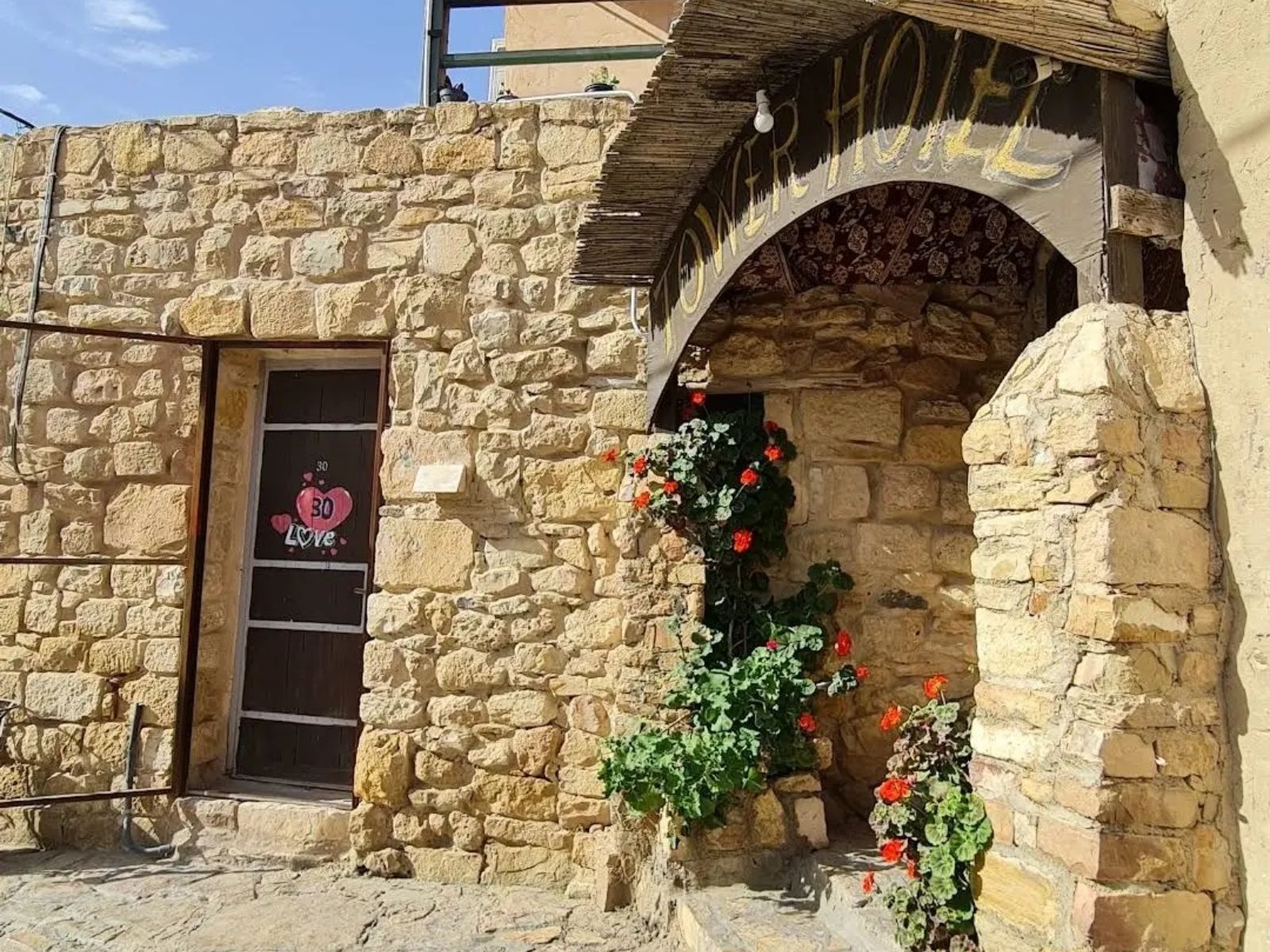 Rondreis Jordanië, Dana Biosphere Reserve, Dana Tower - zijaanzicht ingang accommodatie