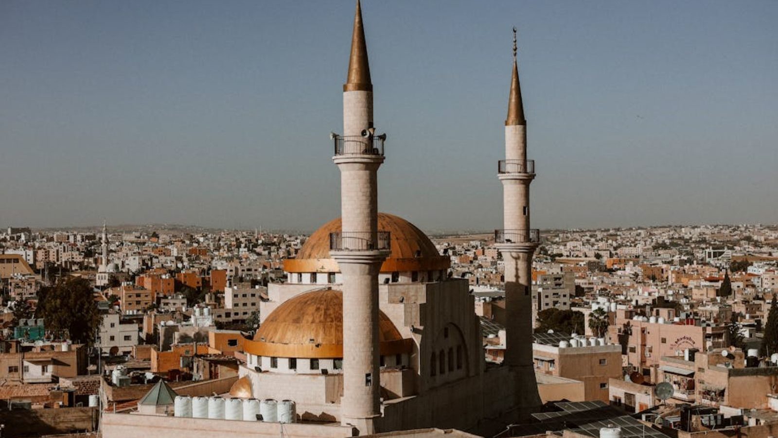 Rondreis-Jordanie-Madaba-moskee-met-uitzicht-op-de-stad