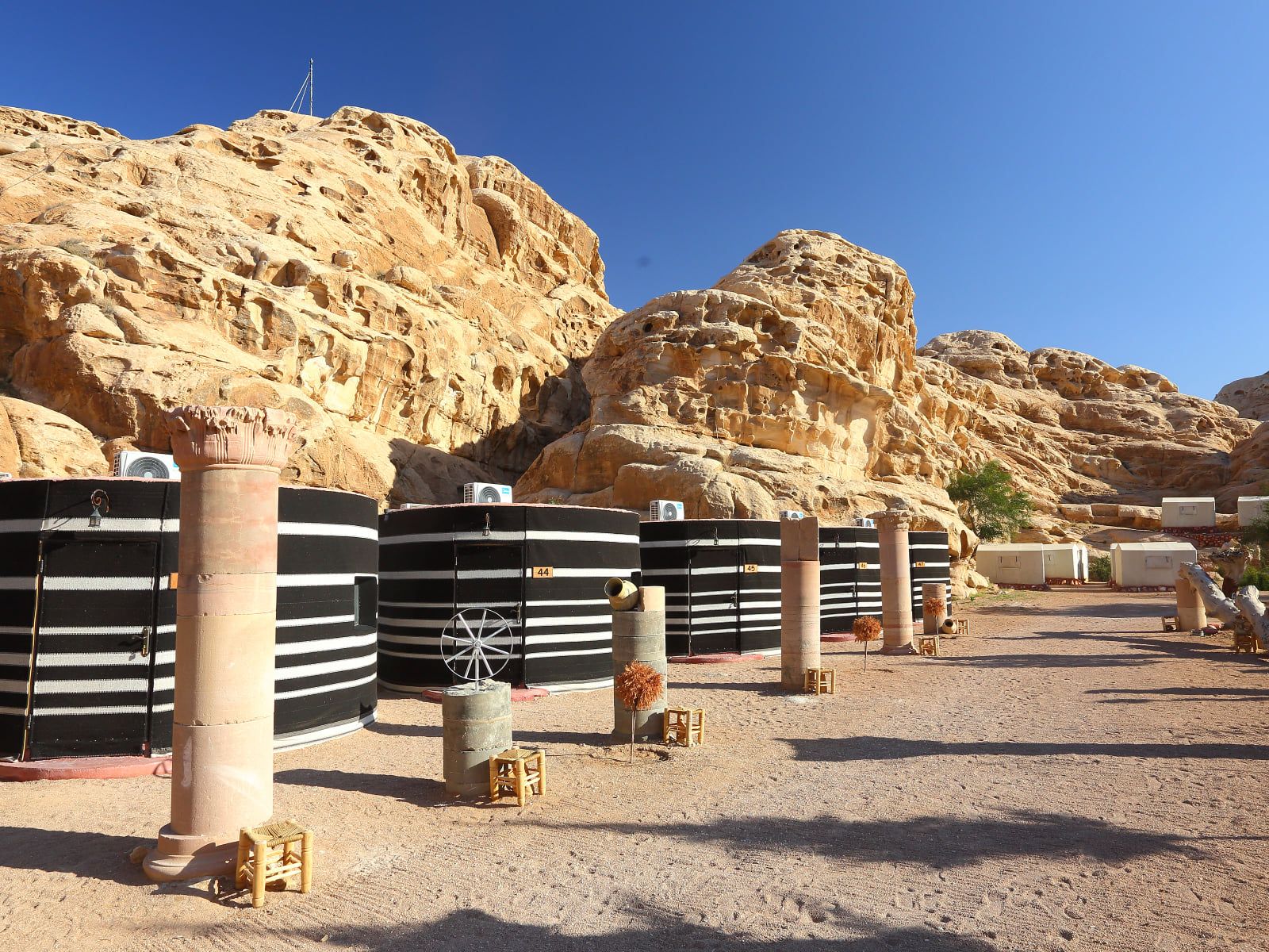 Rondreis Jordanië, Petra, Little Petra Bedouin Camp - buitenaanzicht accommodatie