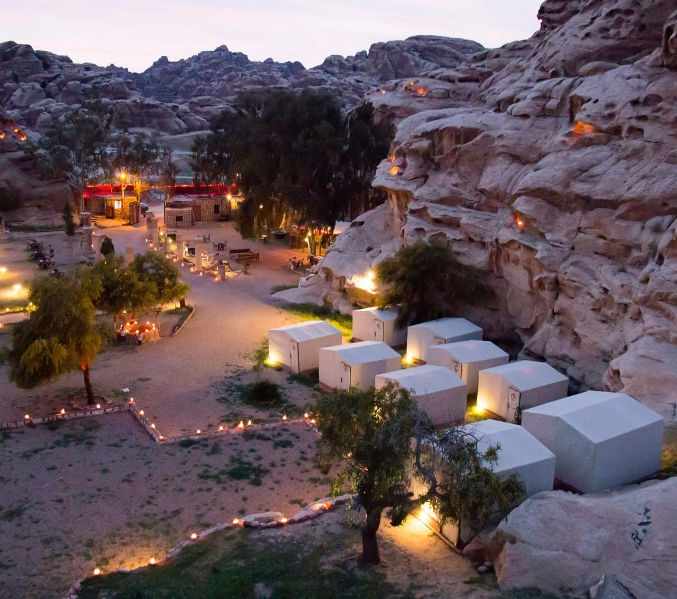 Rondreis Jordanië, Petra, Little Petra Bedouin Camp - buitenaanzicht van de kamp