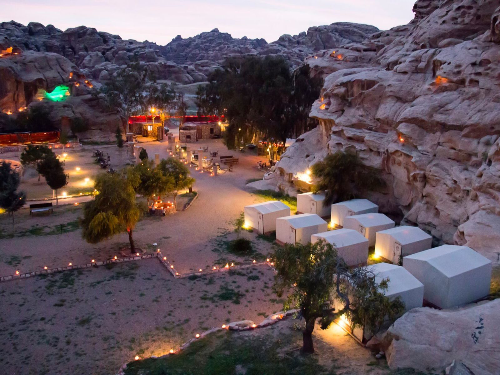 Rondreis Jordanië, Petra, Little Petra Bedouin Camp - buitenaanzicht van de kamp