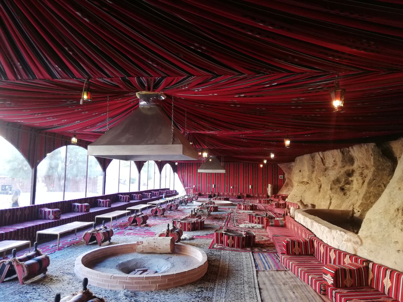 Rondreis Jordanië, Petra, Little Petra Bedouin Camp - gezamenlijke ruimte