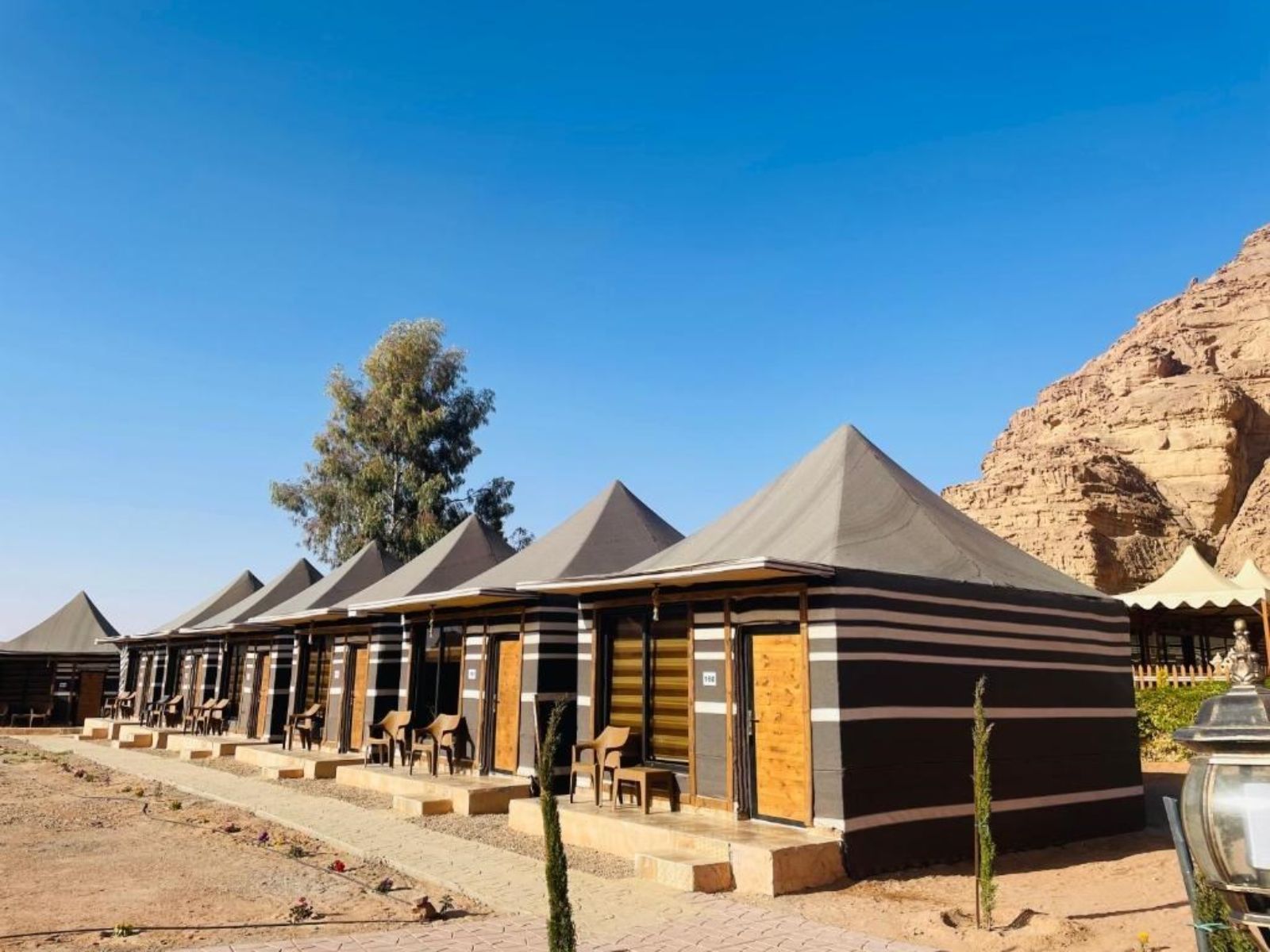 Rondreis Jordanië, Wadi Rum, Hasan Zawaideh Camp - buitenaanzicht deluxe tent